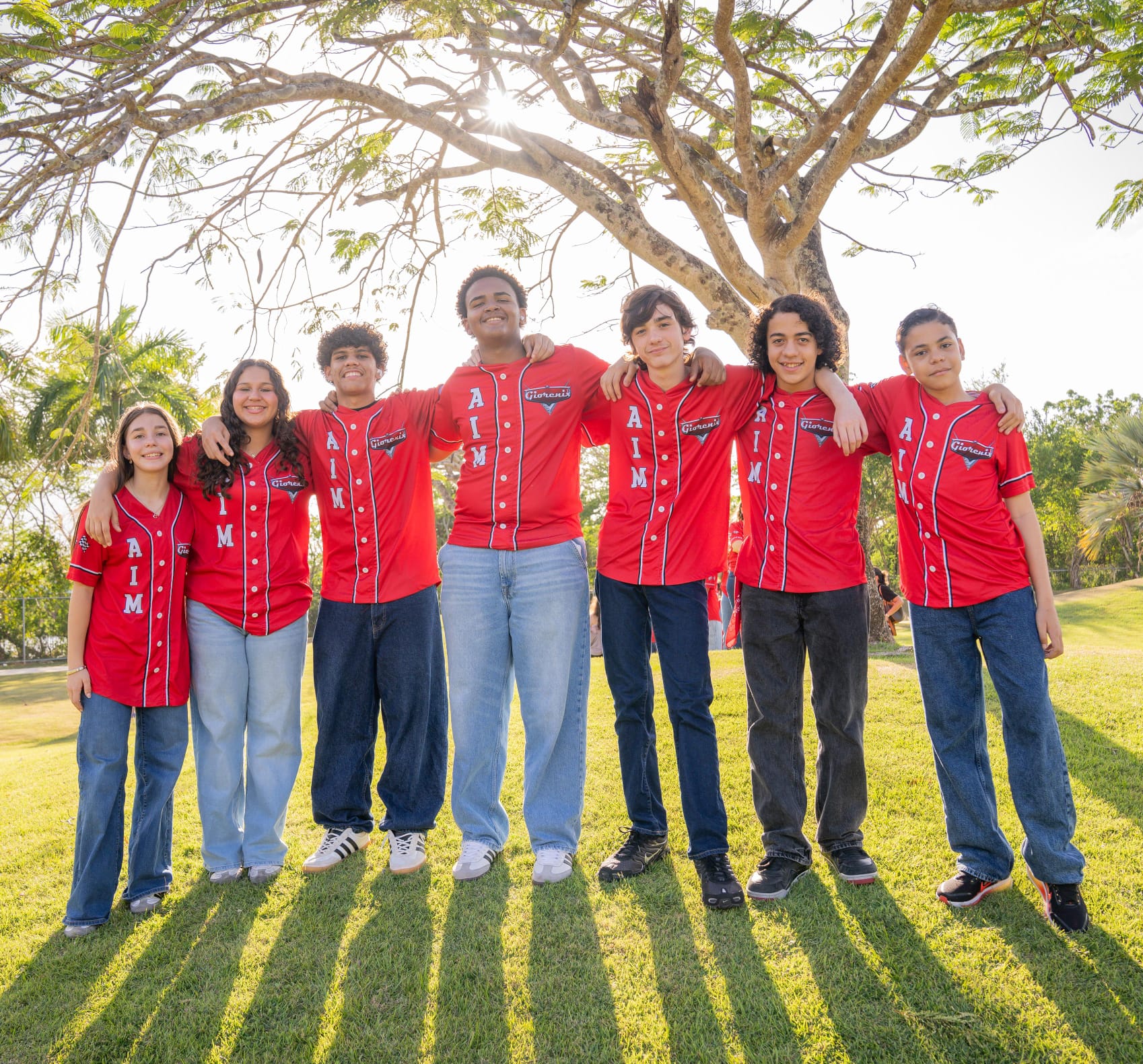 Estudiantes graduandos celebrando con sus familias